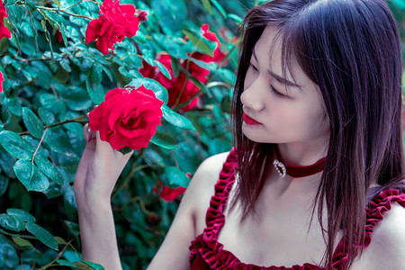 SUV悬在山坡两人危在旦夕 十几人拉绳作保险